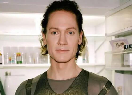 美國科技大亨每天吃80粒藥丸 自稱擁有28歲的皮膚和18歲的健康